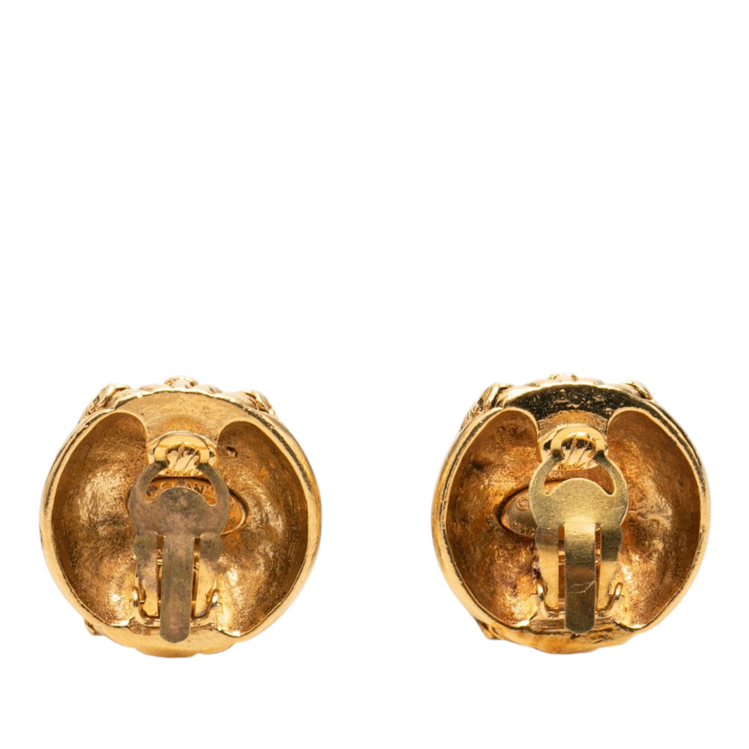 Chanel Boucles d'oreilles CC Dôme À clip plaqué or – vue 2 – GABY PARIS