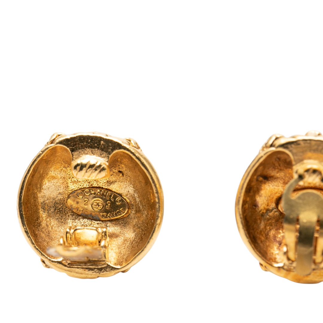 Chanel Boucles d'oreilles CC Dôme À clip plaqué or – vue 3 – GABY PARIS