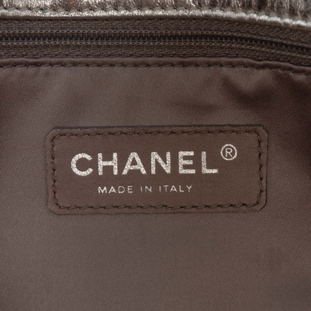 Chanel Métallisé Glazed Cuir de veau Perforated Rodeo Drive Flap Argenté