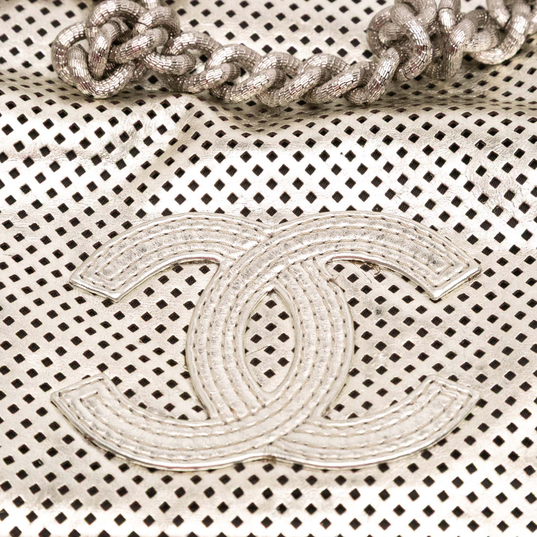 Chanel Métallisé Glazed Cuir de veau Perforated Rodeo Drive Flap Argenté