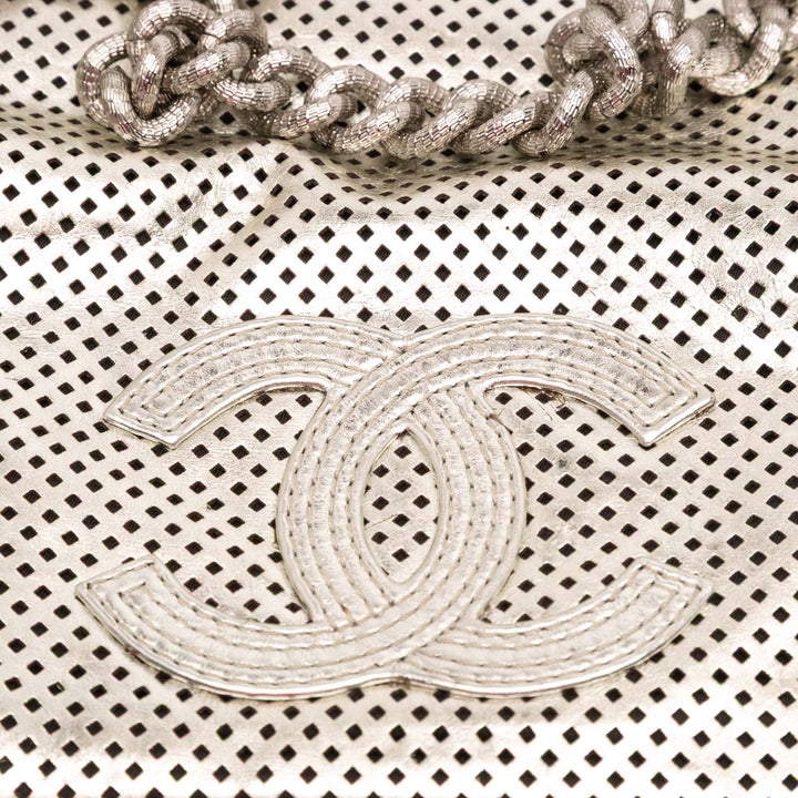 Chanel Métallisé Glazed Cuir de veau Perforated Rodeo Drive Flap Argenté