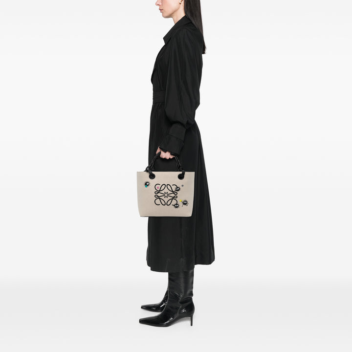 LOEWE Cabas Studio Ghibli Spirited Away Susuwatari Anagram Beige – vue 5 – GABY PARIS