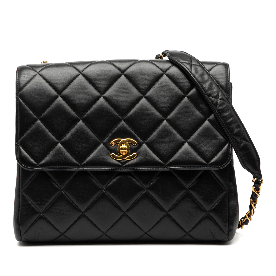 Chanel Carré Matelassé Straight Rabat simple Petit Cuir d'agneau Noir – vue principale – GABY PARIS