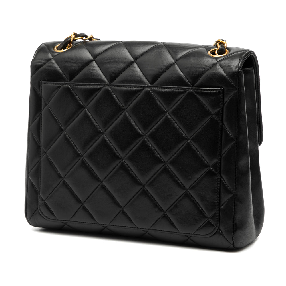 Chanel Carré Matelassé Straight Rabat simple Petit Cuir d'agneau Noir – vue 2 – GABY PARIS