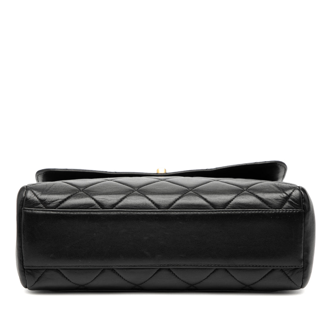 Chanel Carré Matelassé Straight Rabat simple Petit Cuir d'agneau Noir – vue 3 – GABY PARIS