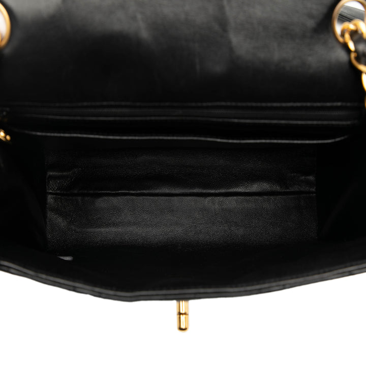 Chanel Carré Matelassé Straight Rabat simple Petit Cuir d'agneau Noir – vue 4 – GABY PARIS