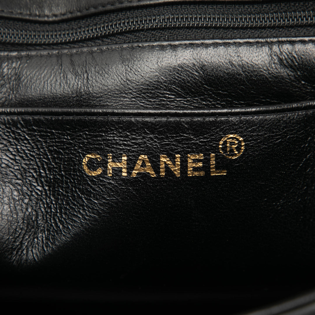 Chanel Carré Matelassé Straight Rabat simple Petit Cuir d'agneau Noir – vue 5 – GABY PARIS