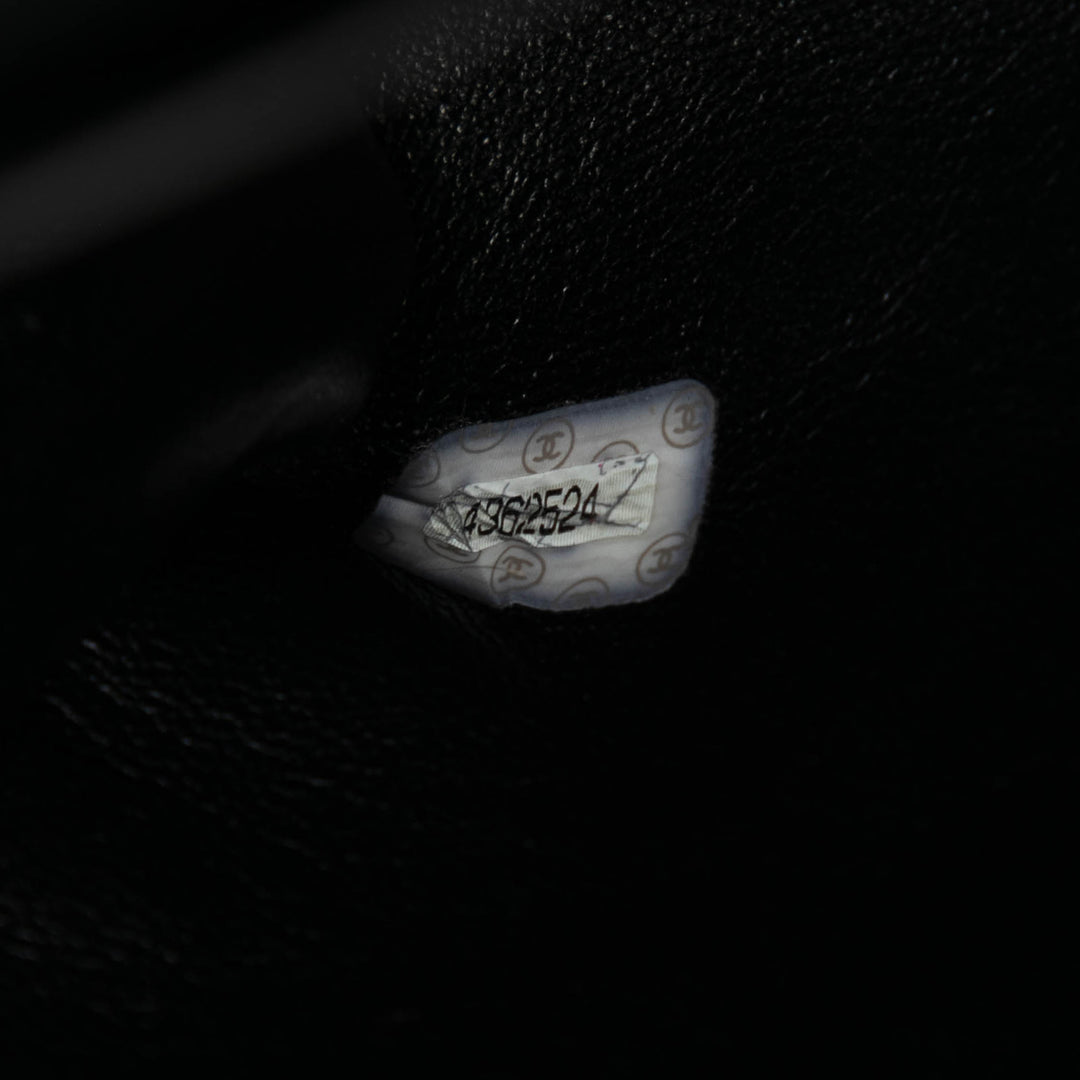 Chanel Carré Matelassé Straight Rabat simple Petit Cuir d'agneau Noir – vue 7 – GABY PARIS