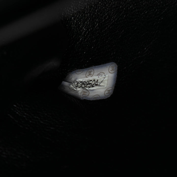 Chanel Carré Matelassé Straight Rabat simple Petit Cuir d'agneau Noir – vue 7 – GABY PARIS