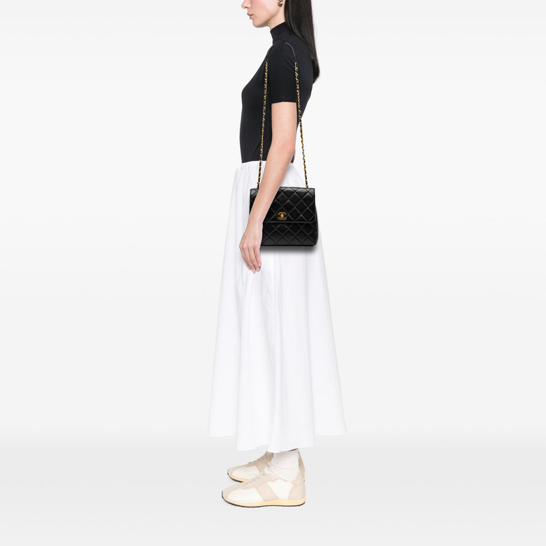 Chanel Carré Matelassé Straight Rabat simple Petit Cuir d'agneau Noir – vue 8 – GABY PARIS