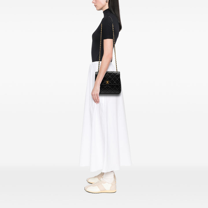Chanel Carré Matelassé Straight Rabat simple Petit Cuir d'agneau Noir – vue 8 – GABY PARIS