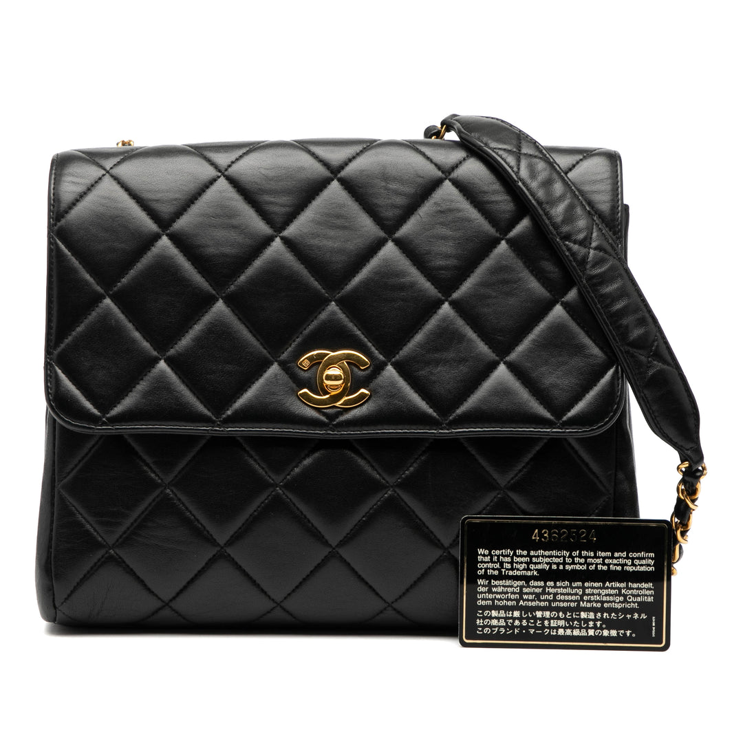 Chanel Carré Matelassé Straight Rabat simple Petit Cuir d'agneau Noir – vue 9 – GABY PARIS