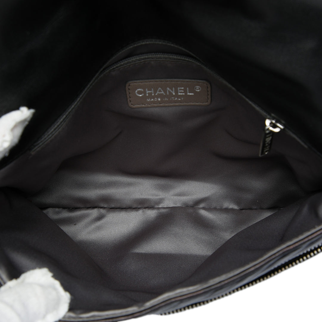 Chanel Matelassé Métallisé Distressed CC Cristal à rabat Cuir d'agneau