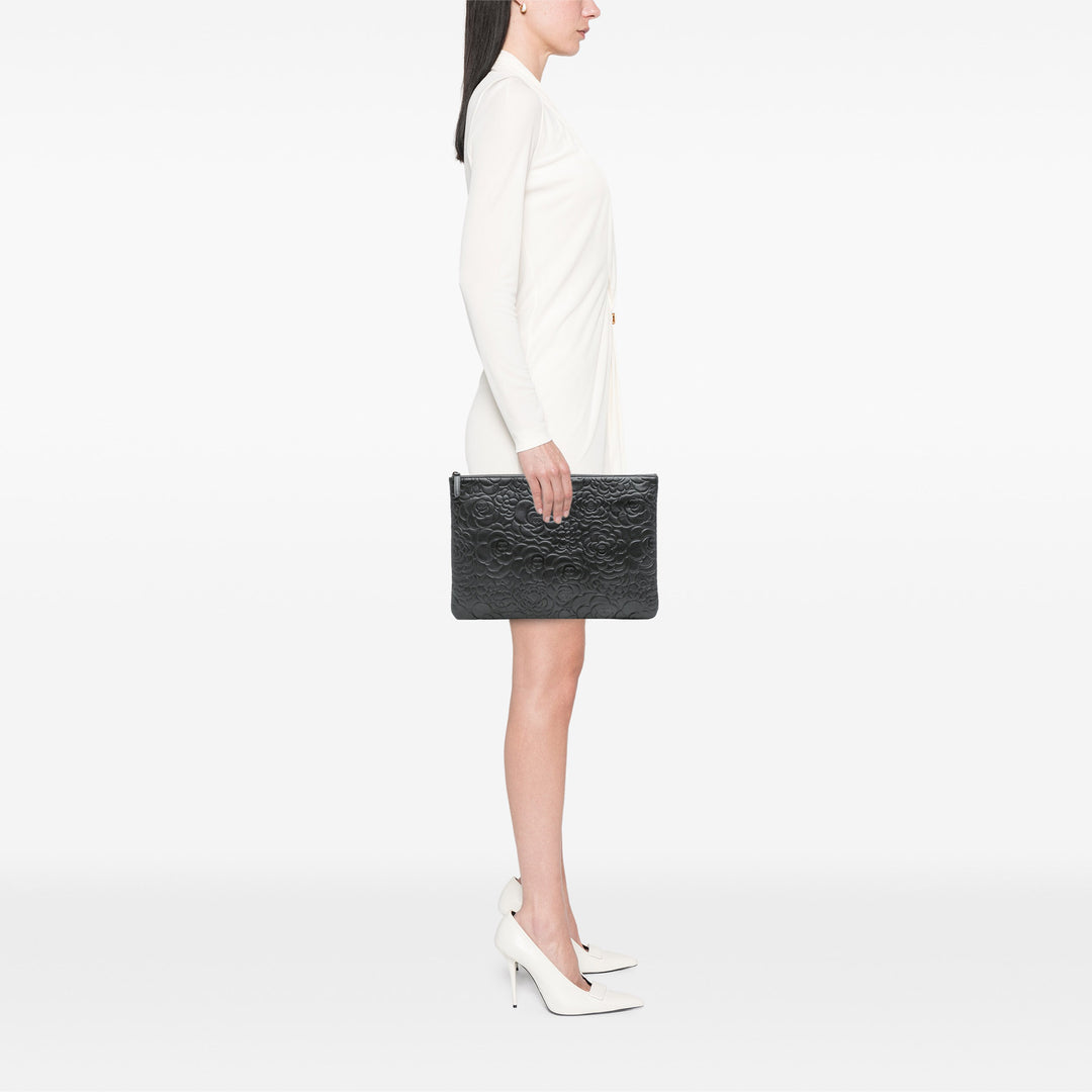 Chanel Large CC Embossed Cuir d’agneau Camellia O Étui Pochette Noir – GABY PARIS Authentique