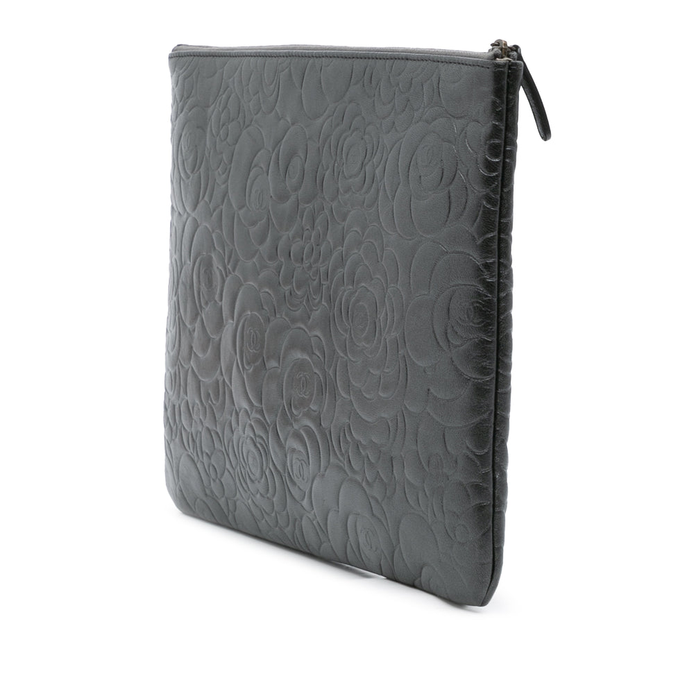 Chanel Large CC Embossed Cuir d’agneau Camellia O Étui Pochette Noir – GABY PARIS Authentique