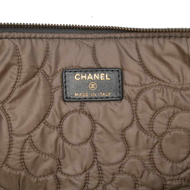 Chanel Large CC Embossed Cuir d’agneau Camellia O Étui Pochette Noir – GABY PARIS Authentique