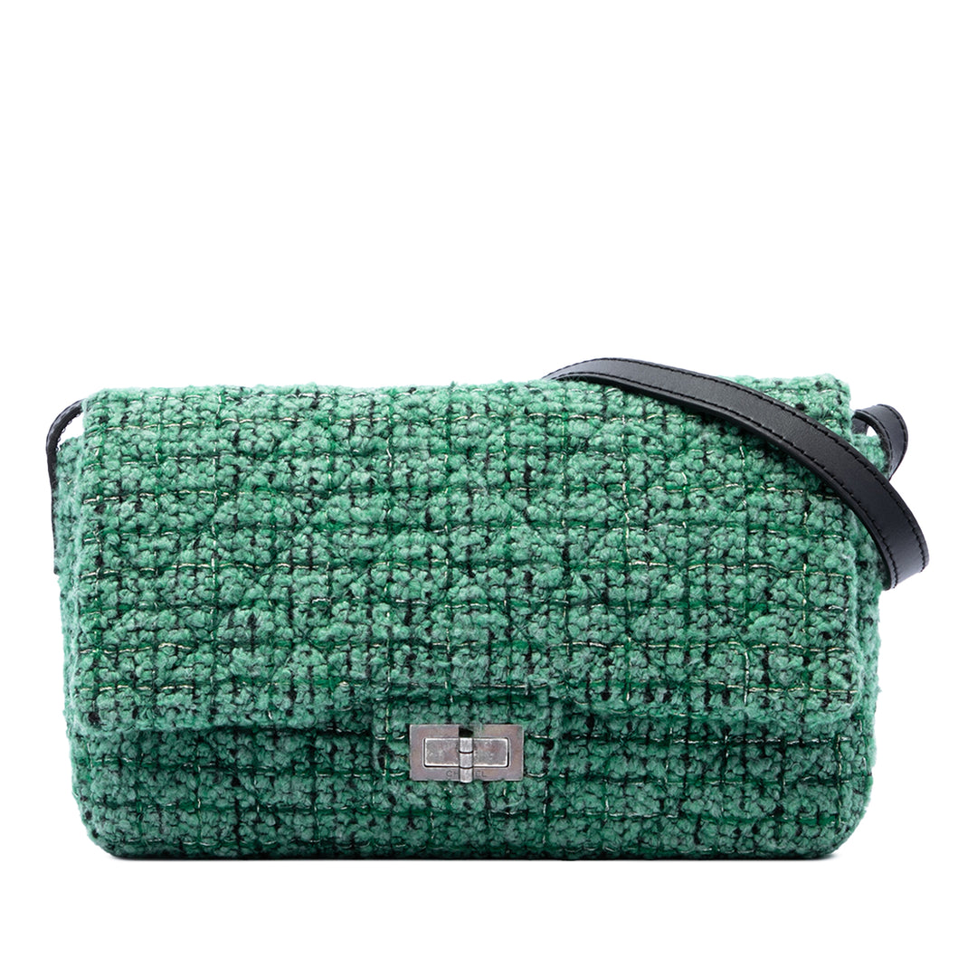 Chanel Matelassé Reissue 2.55 Easy Messenger à rabat Jumbo Tweed Vert – vue principale – GABY PARIS