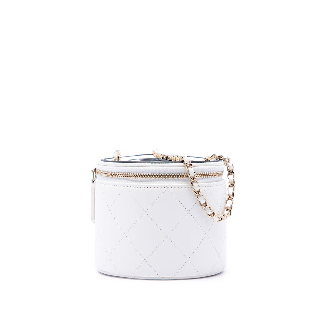 Chanel Matelassé Chaîne et Charm Vanity Cuir d'agneau Blanc – vue principale – GABY PARIS