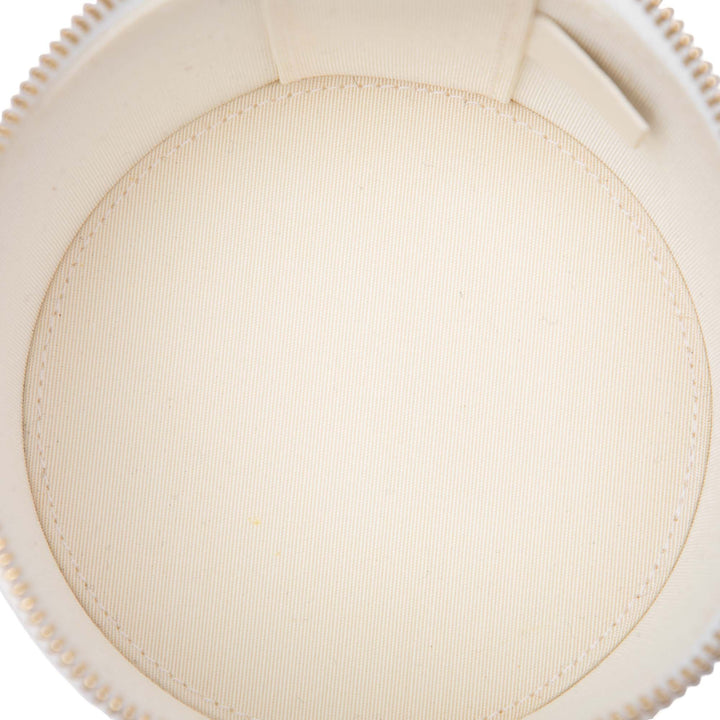 Chanel Matelassé Chaîne et Charm Vanity Cuir d'agneau Blanc – vue 4 – GABY PARIS