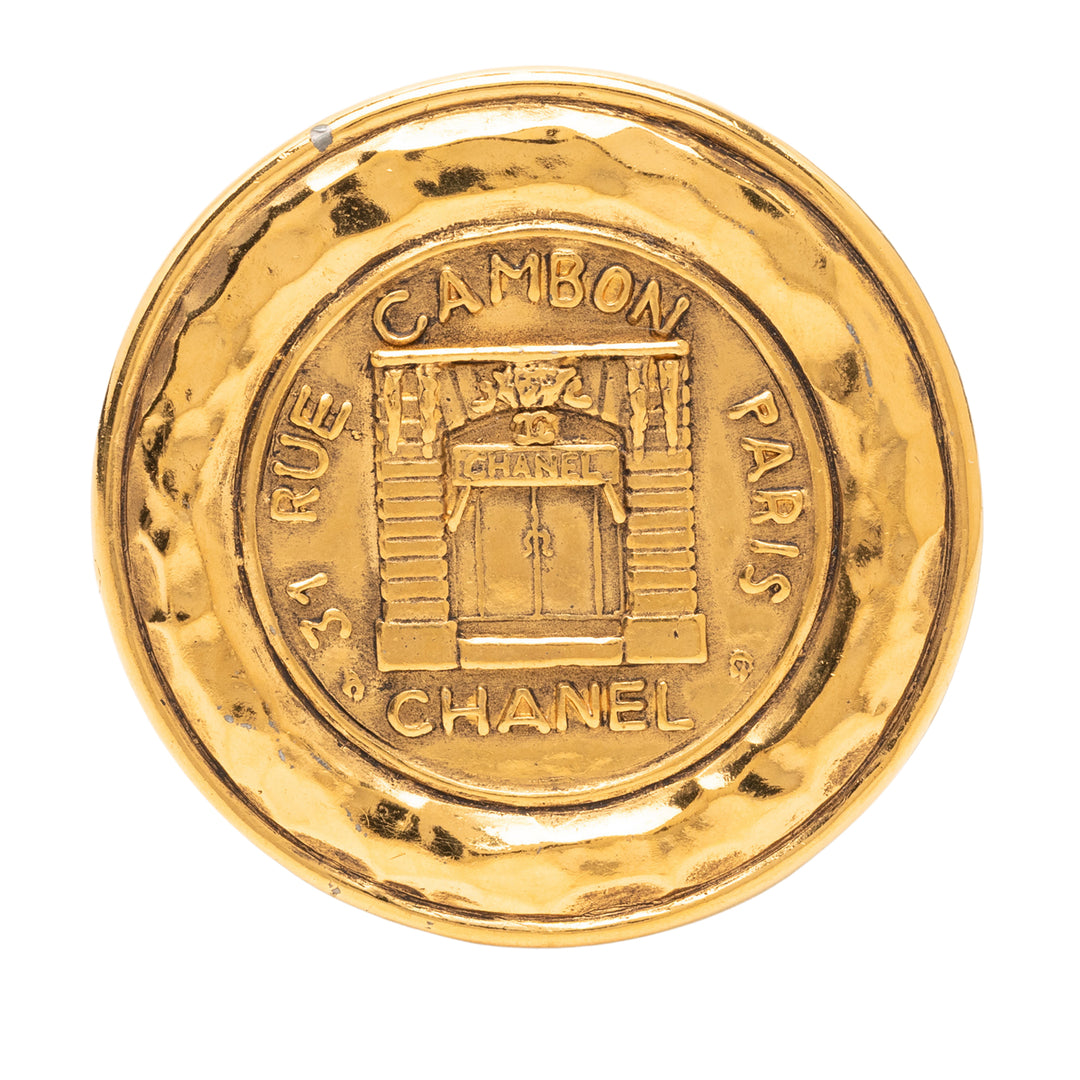 Chanel Broche 31 Rue Cambon Medallion Pin plaqué or – vue principale – GABY PARIS