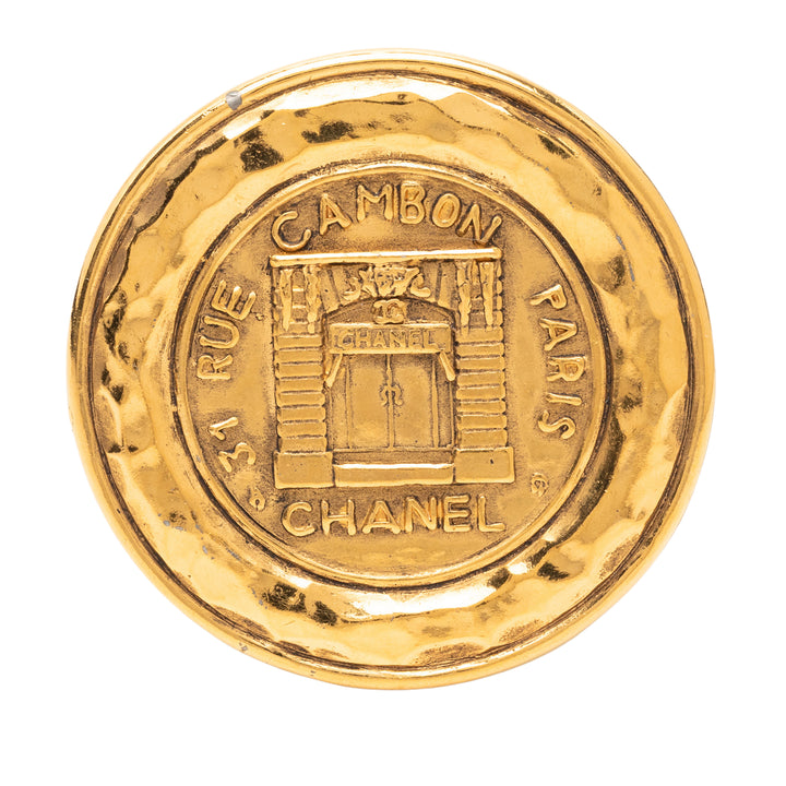 Chanel Broche 31 Rue Cambon Medallion Pin plaqué or – vue principale – GABY PARIS