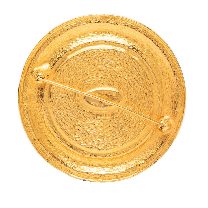 Chanel Broche 31 Rue Cambon Medallion Pin plaqué or – vue 2 – GABY PARIS