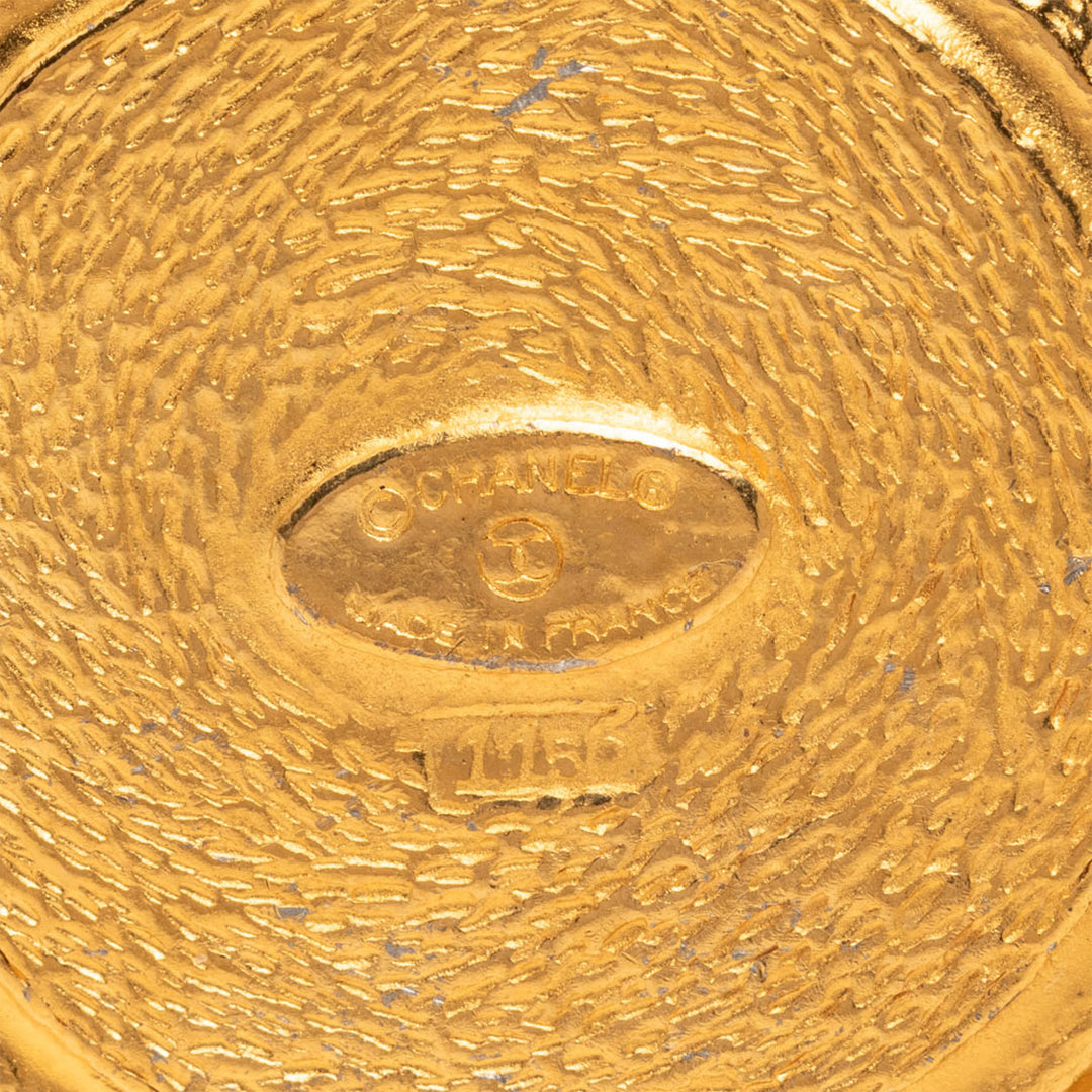 Chanel Broche 31 Rue Cambon Medallion Pin plaqué or – vue 3 – GABY PARIS