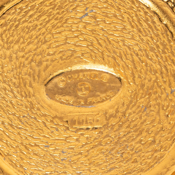 Chanel Broche 31 Rue Cambon Medallion Pin plaqué or – vue 3 – GABY PARIS