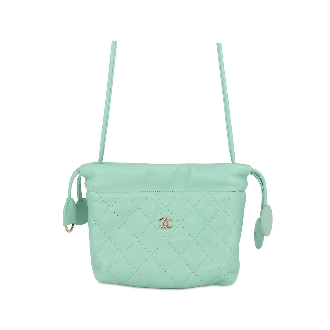 Chanel CC Matelassé Cordon Pochette Cuir d'agneau Vert – vue principale – GABY PARIS