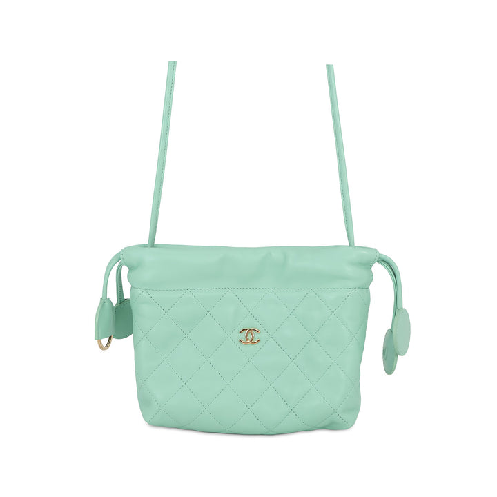 Chanel CC Matelassé Cordon Pochette Cuir d'agneau Vert – vue principale – GABY PARIS