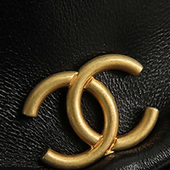 Chanel brillant Cuir d’agneau Perle Pochette avec chaîne
