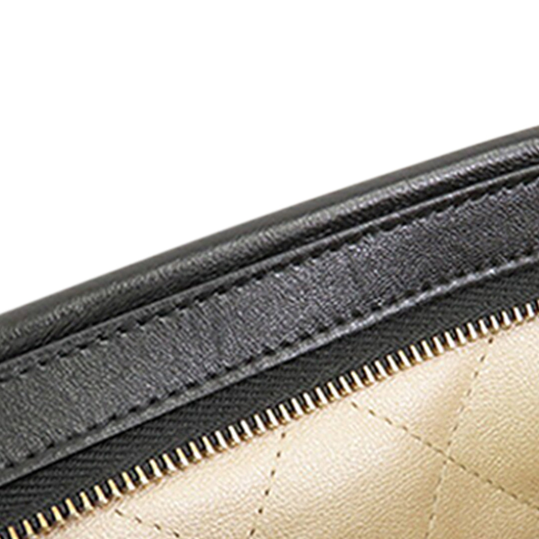 Chanel brillant Cuir d’agneau Perle Pochette avec chaîne