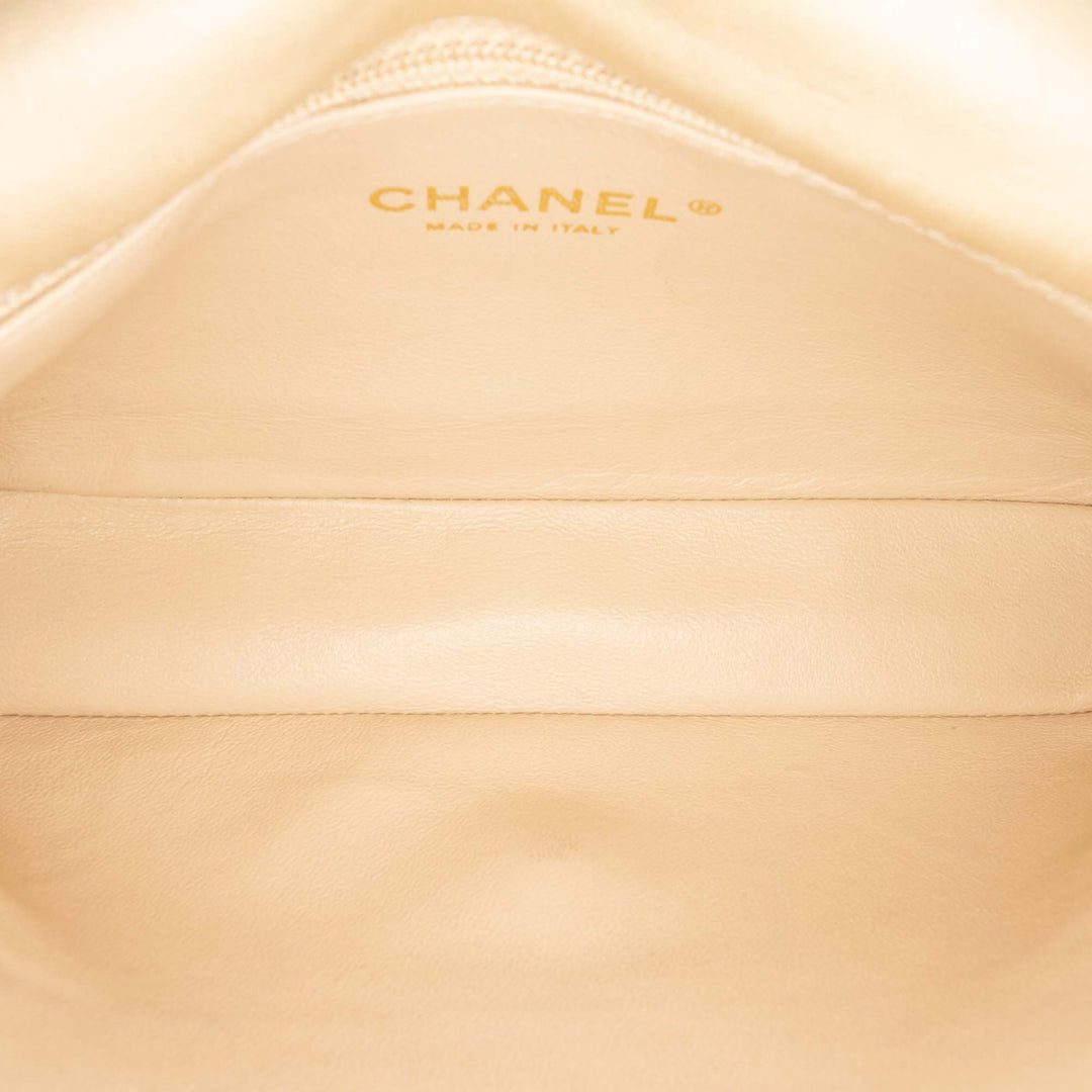 Chanel Small Matelassé Iridescent Cuir d’agneau Perle CC Cristal à rabat