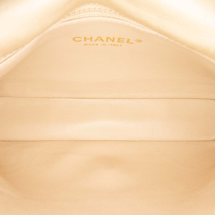 Chanel Small Matelassé Iridescent Cuir d’agneau Perle CC Cristal à rabat