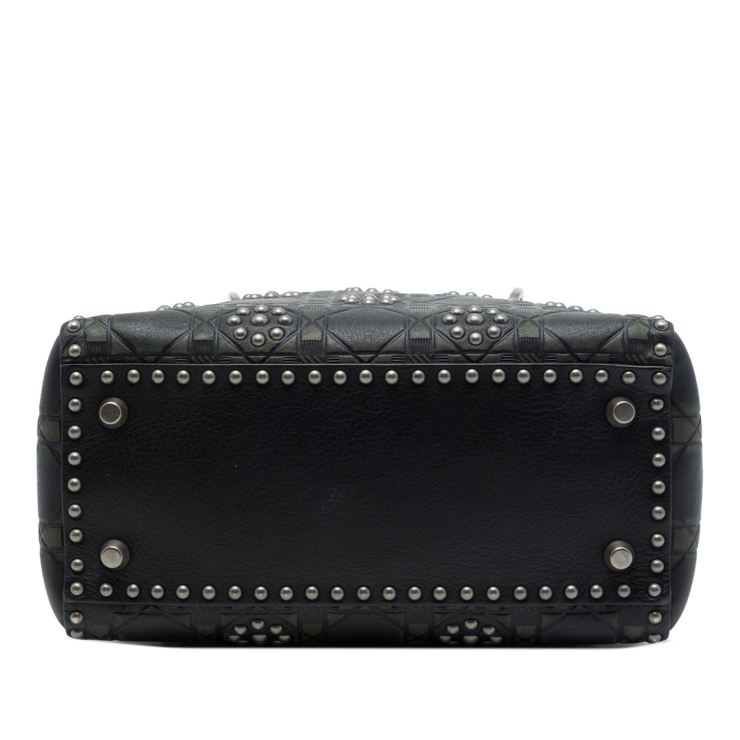 Dior Lady Dior Cannage embossé Flower clouté Souple Moyen Cuir de veau Noir – vue 3 – GABY PARIS