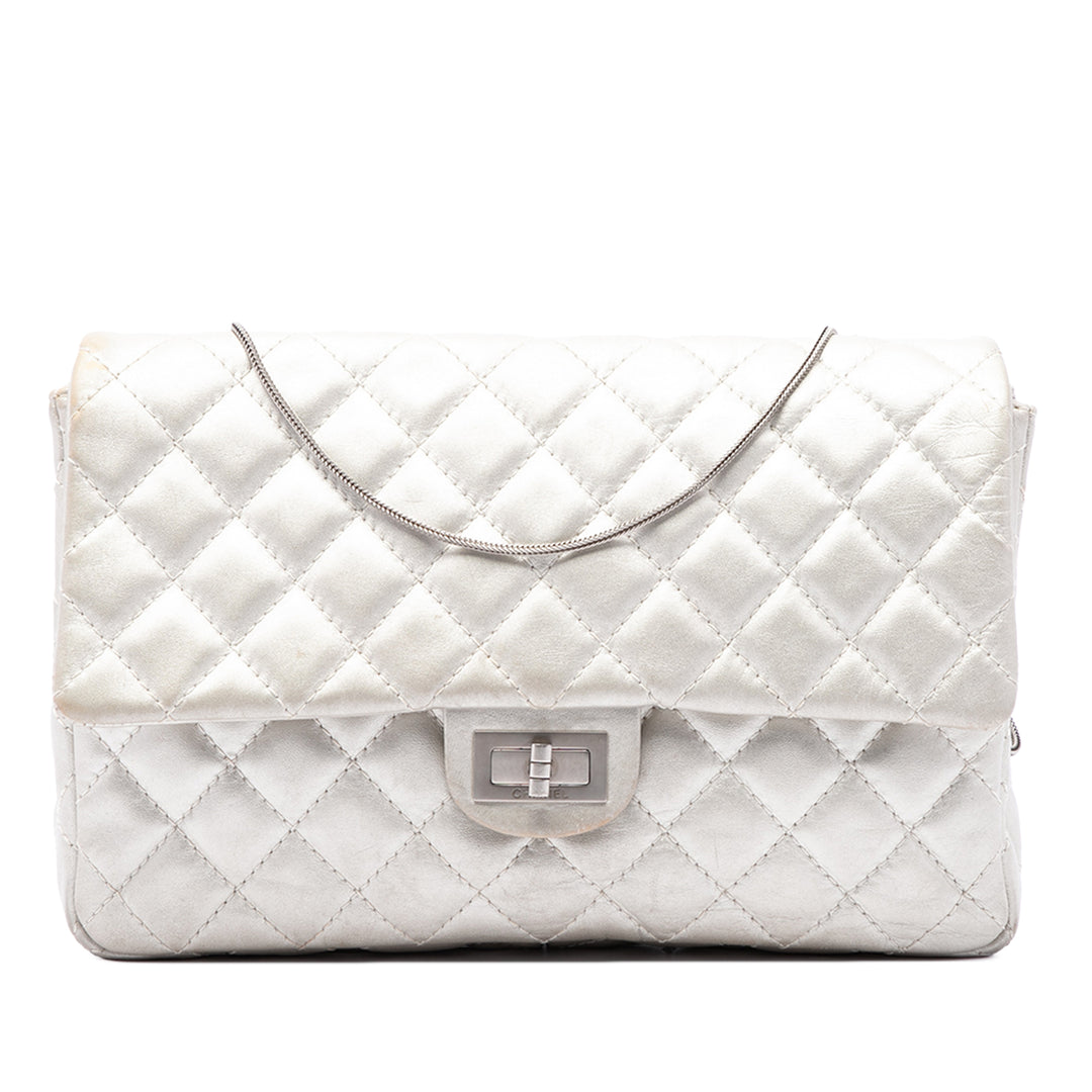 Chanel Sac porté épaule Matelassé Métallisé Reissue 2.55 Chaîne à rabat Cuir de veau Argenté – vue principale – GABY PARIS