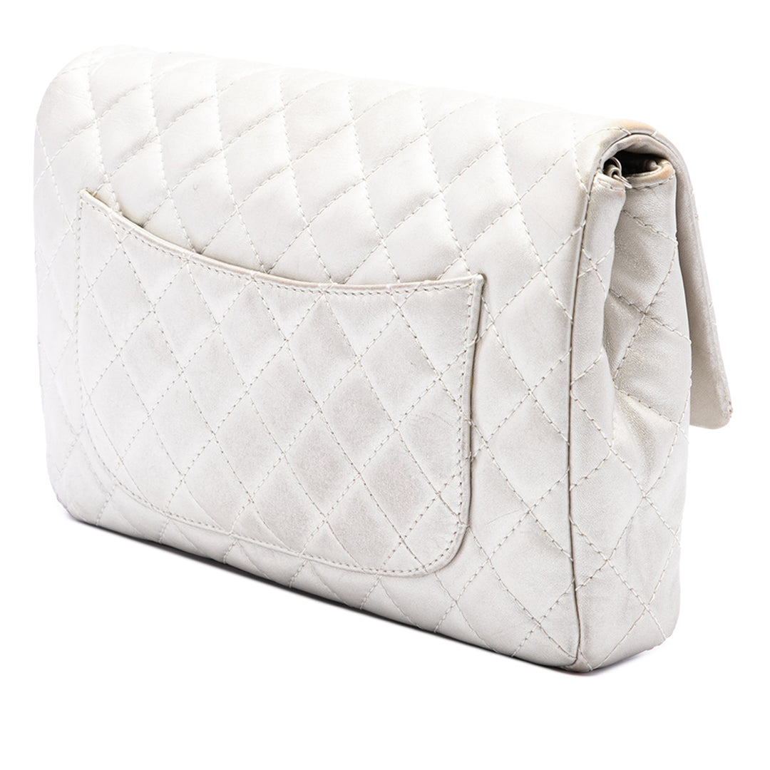 Chanel Sac porté épaule Matelassé Métallisé Reissue 2.55 Chaîne à rabat Cuir de veau Argenté – vue 2 – GABY PARIS