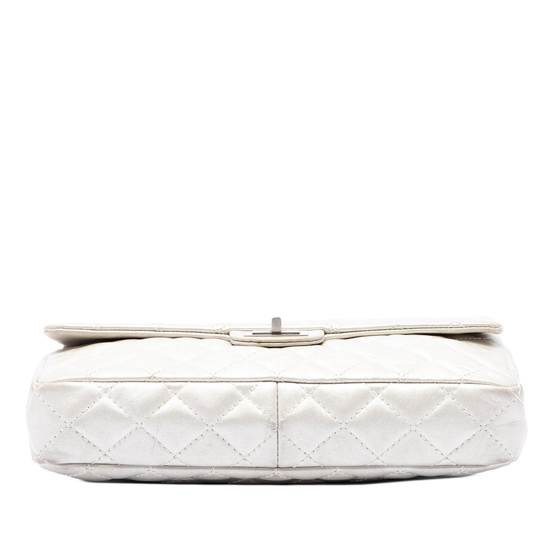 Chanel Sac porté épaule Matelassé Métallisé Reissue 2.55 Chaîne à rabat Cuir de veau Argenté – vue 3 – GABY PARIS