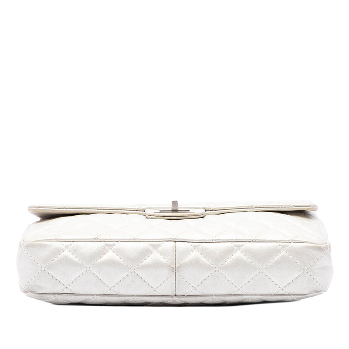 Chanel Sac porté épaule Matelassé Métallisé Reissue 2.55 Chaîne à rabat Cuir de veau Argenté – vue 3 – GABY PARIS