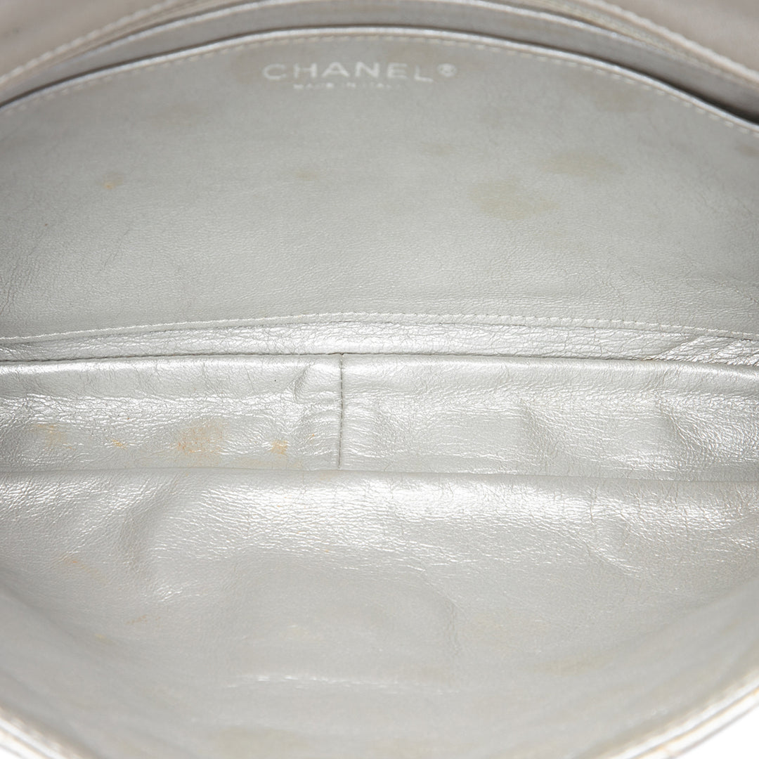 Chanel Sac porté épaule Matelassé Métallisé Reissue 2.55 Chaîne à rabat Cuir de veau Argenté – vue 4 – GABY PARIS