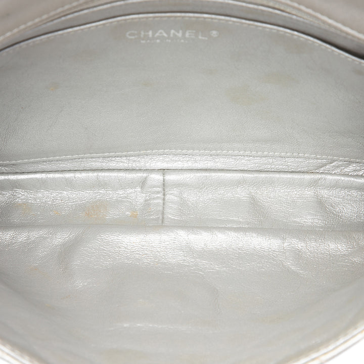 Chanel Sac porté épaule Matelassé Métallisé Reissue 2.55 Chaîne à rabat Cuir de veau Argenté – vue 4 – GABY PARIS