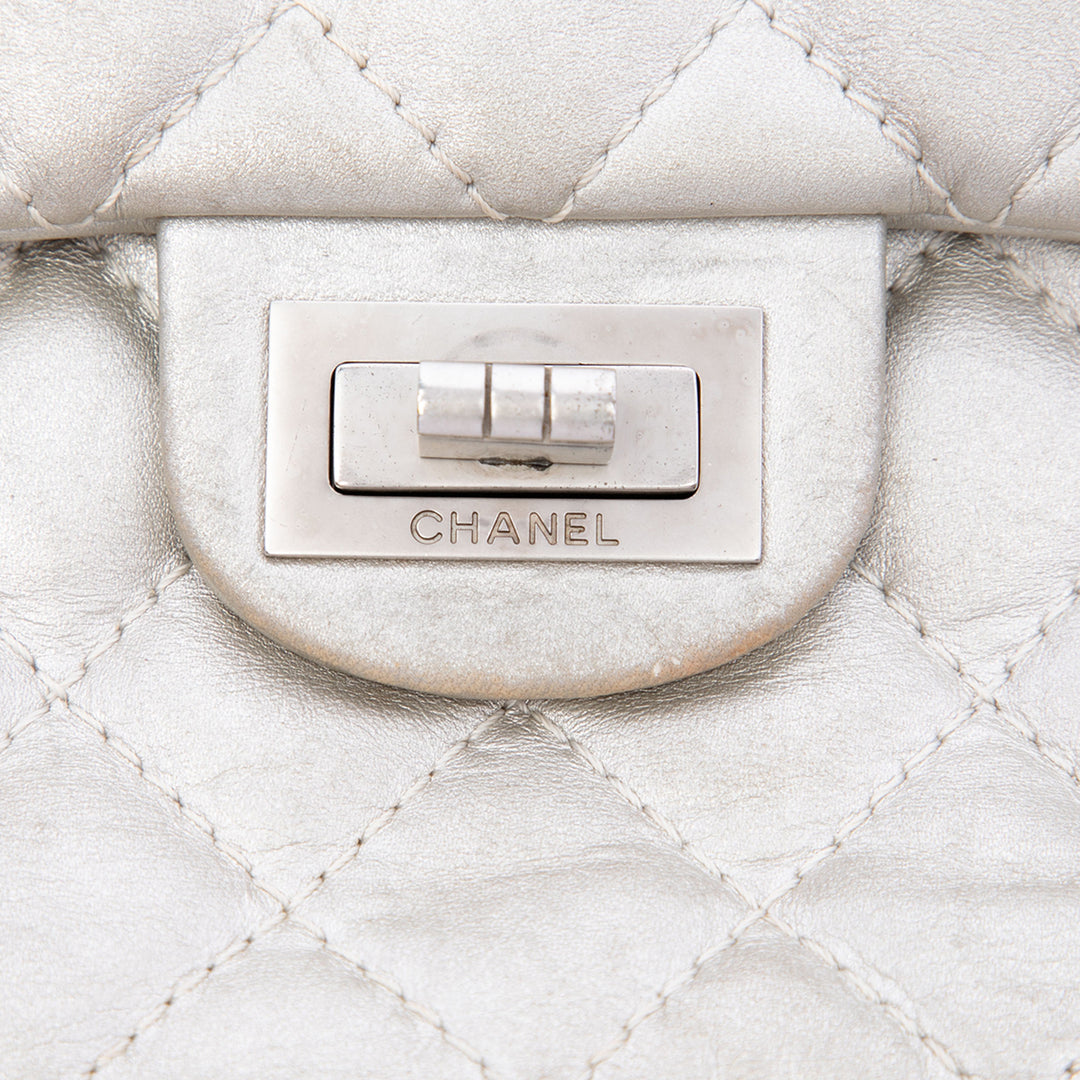 Chanel Sac porté épaule Matelassé Métallisé Reissue 2.55 Chaîne à rabat Cuir de veau Argenté – vue 5 – GABY PARIS