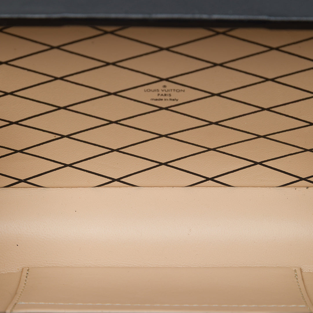 Louis Vuitton Sac bandoulière Malle Monogram Petite Cuir verni Noir – vue 4 – GABY PARIS