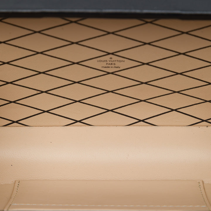 Louis Vuitton Sac bandoulière Malle Monogram Petite Cuir verni Noir – vue 4 – GABY PARIS