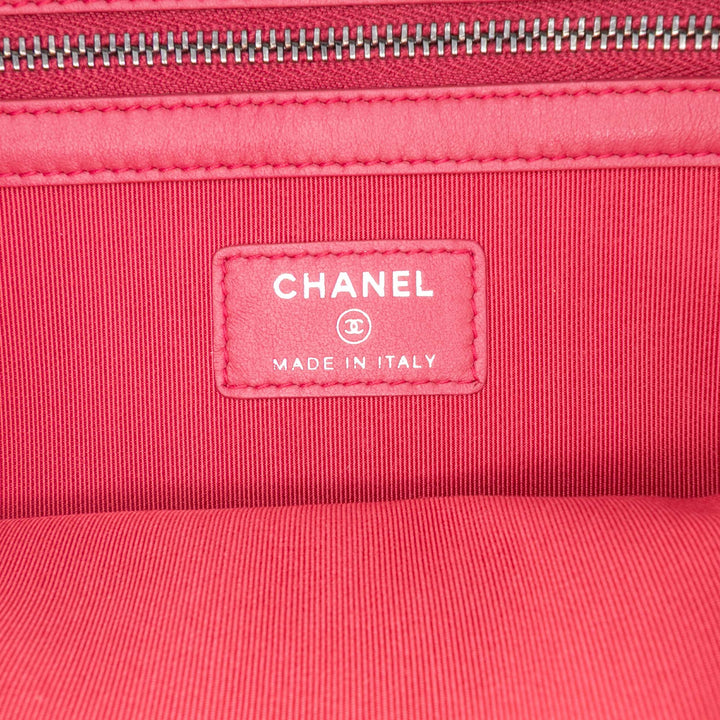 Chanel Large Aged Cuir de veau Gabrielle O Étui Pochette Gris