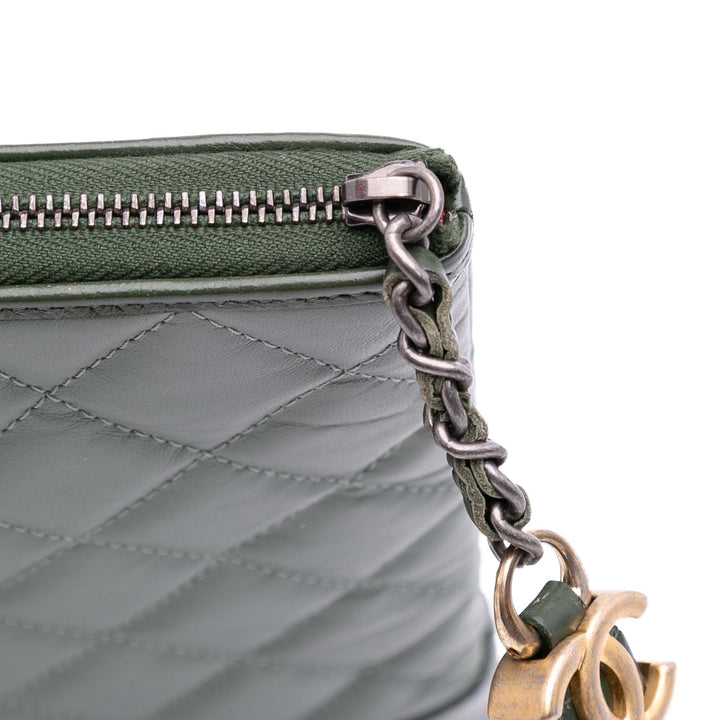 Chanel Large Aged Cuir de veau Gabrielle O Étui Pochette Gris