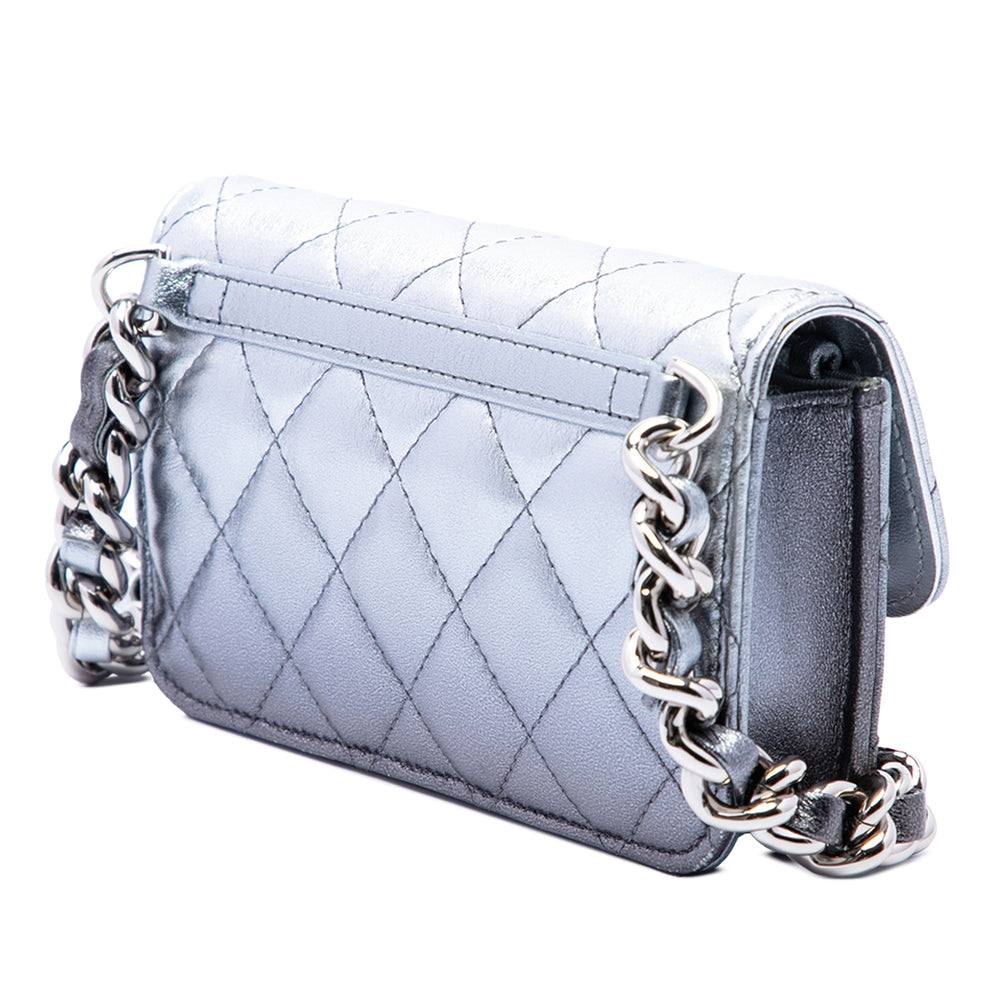 Chanel Matelassé Gradient Métallisé Coco Punk Pochette avec chaîne Cuir d'agneau Argenté – vue 2 – GABY PARIS