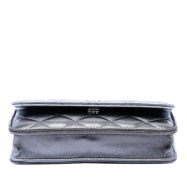 Chanel Matelassé Gradient Métallisé Coco Punk Pochette avec chaîne Cuir d'agneau Argenté – vue 3 – GABY PARIS