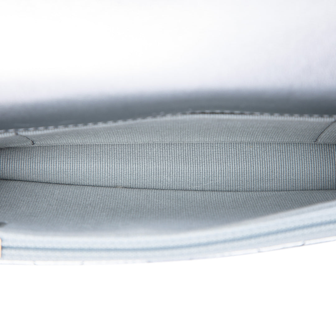 Chanel Matelassé Gradient Métallisé Coco Punk Pochette avec chaîne Cuir d'agneau Argenté – vue 4 – GABY PARIS