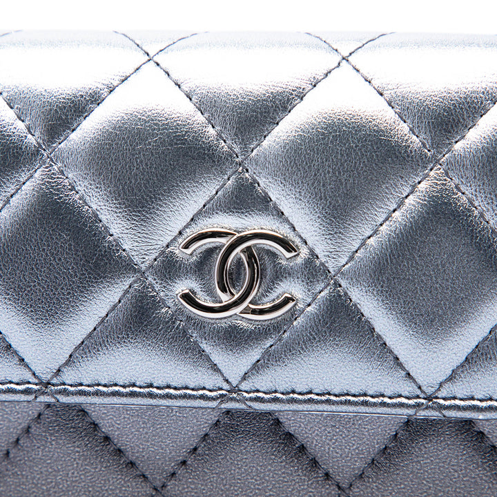 Chanel Matelassé Gradient Métallisé Coco Punk Pochette avec chaîne Cuir d'agneau Argenté – vue 5 – GABY PARIS
